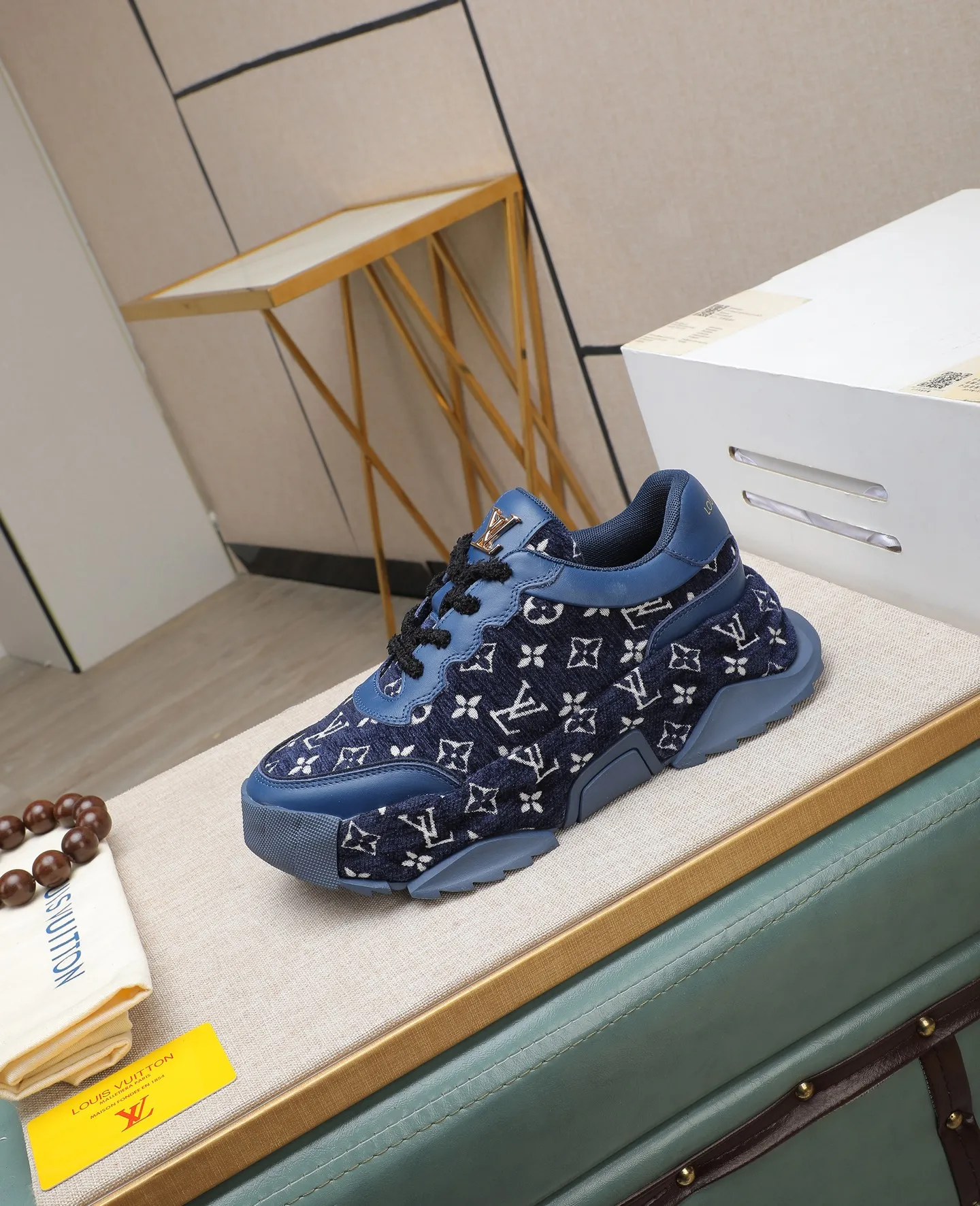 Men's shoes 💰600 LV are novel and fashionable, and the uppers are made of imported cowhide + LV special materials! Super trendy design! It’s eye-catching! The leather is soft, delicate, shiny and translucent, showing the ultimate in pure handcraftsmanship, and the mesh is soft, comfortable and breathable! Size: 39-44 (38 45 customized)